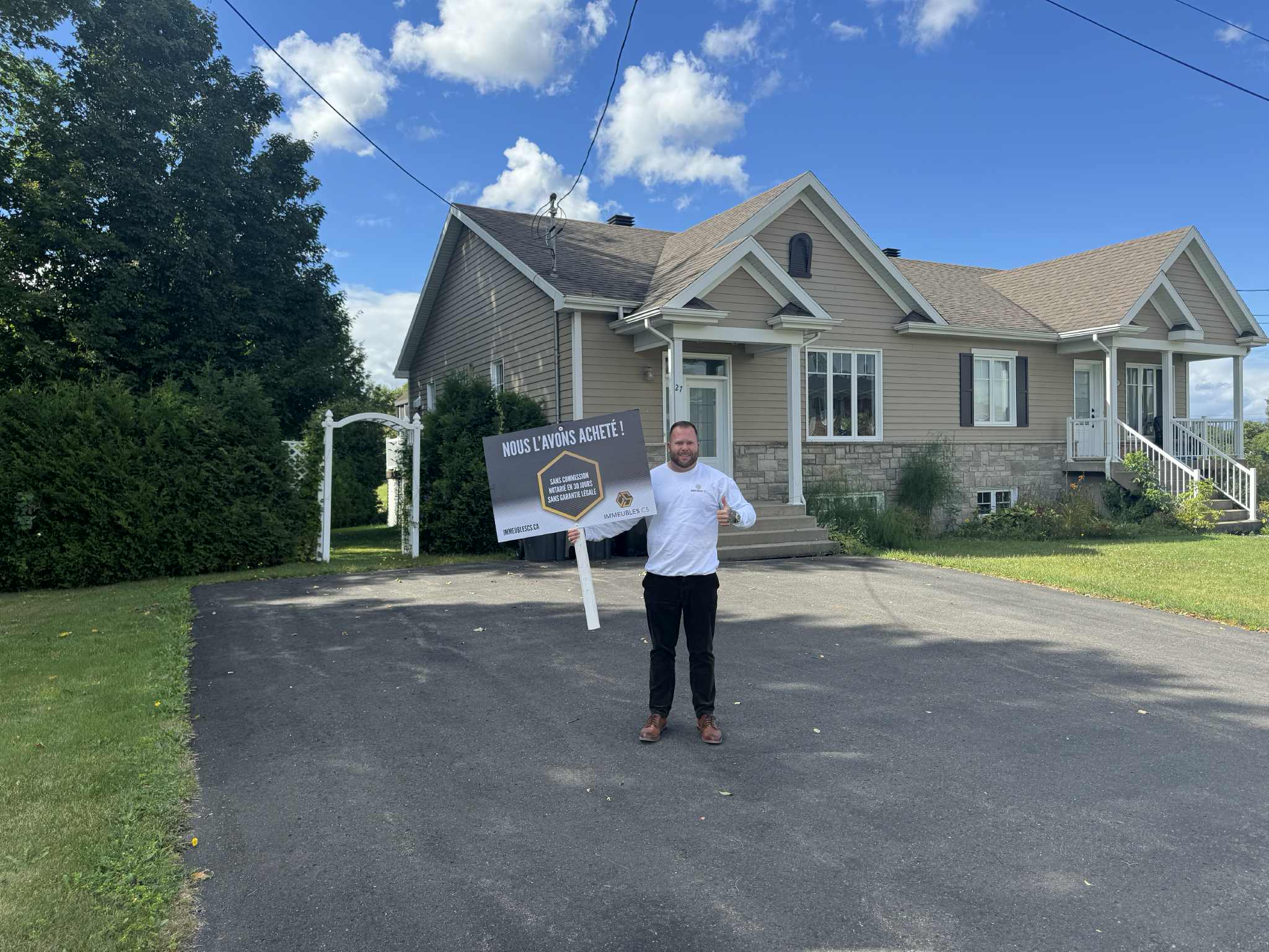 Carl d’Immeubles CS devant une propriété acquise — photo 16
