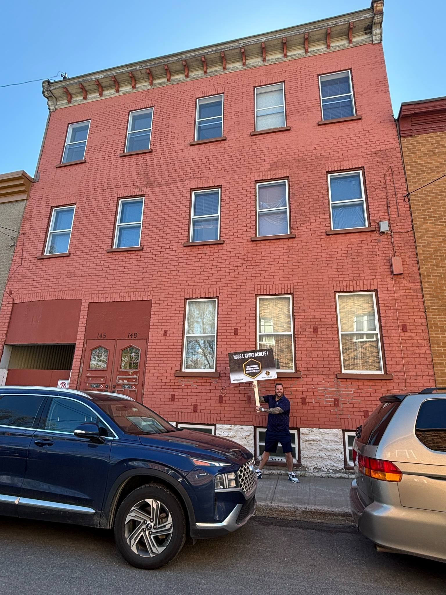 Carl d’Immeubles CS devant une propriété acquise — photo 2